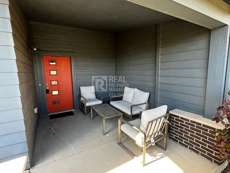 Charming 3 Bed | 2.5 Bath Townhome in Desirable Timbervine — Photo 2