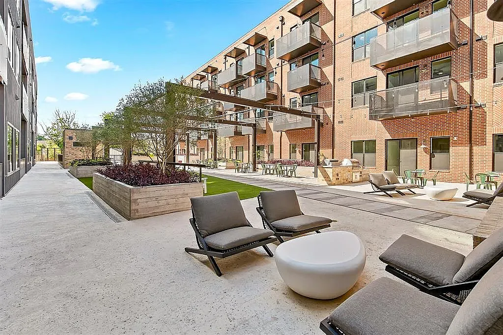 2 bed, 1200 sqft, $2,490 — Photo 4