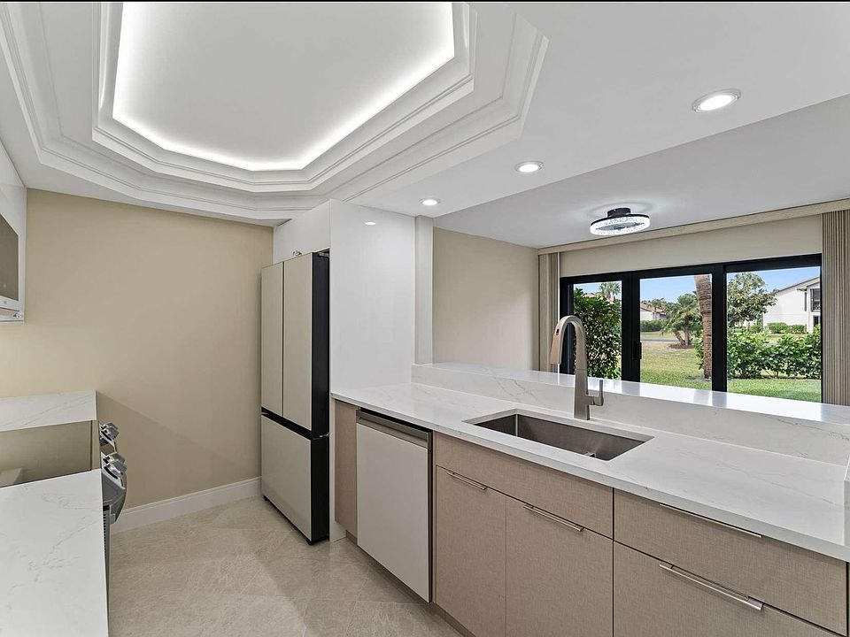 Modern Elegance: Fully Remodeled Kitchen with 'Bespoke' Appliances and Quartz Surfaces