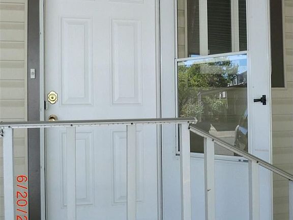 3rd image of 4219 Lakewood St #116