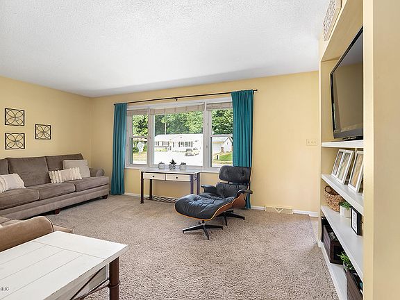 5th image of 2940 Willow Creek Dr SW