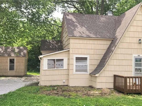 202 S Metcalf Rd, Louisburg, KS 66053