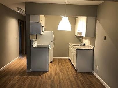 5th image of 201 N Chicago Ave APT 9