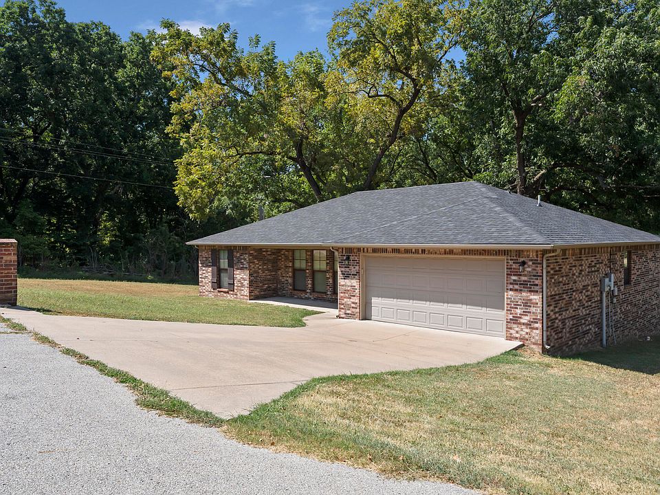 1st image of 701 Hickory Cir
