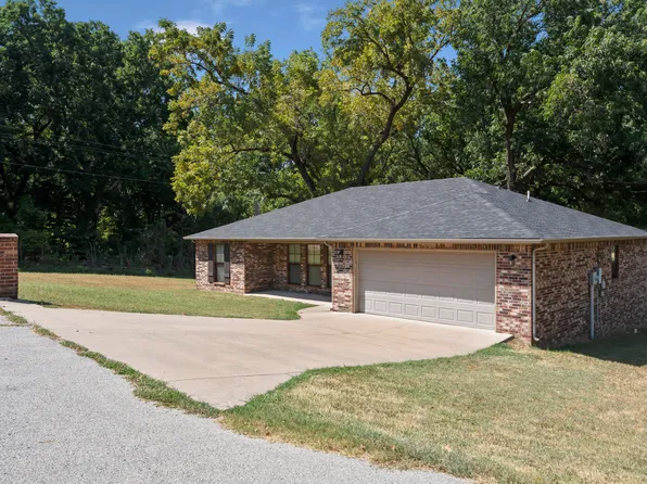 701 Hickory Cir, Grove, OK 74344