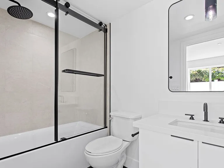 1815 Barry Ave — Photo 10
