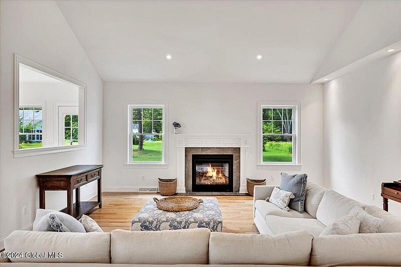 3rd image of 185 Rockefeller Road