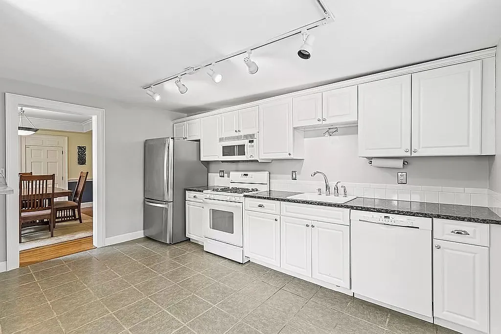 2 bed, 2.5 bath, 1338 sqft, $3,650 — Photo 4