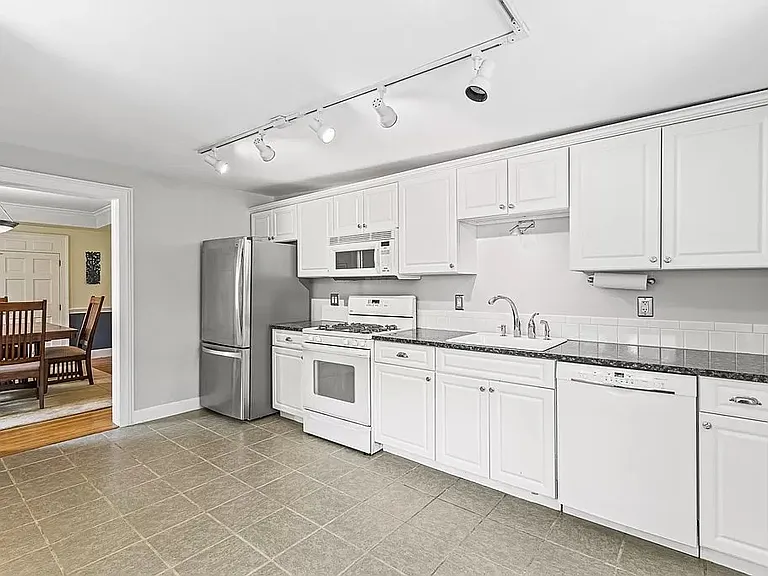 14 Schouler Ct #14 — Photo 4