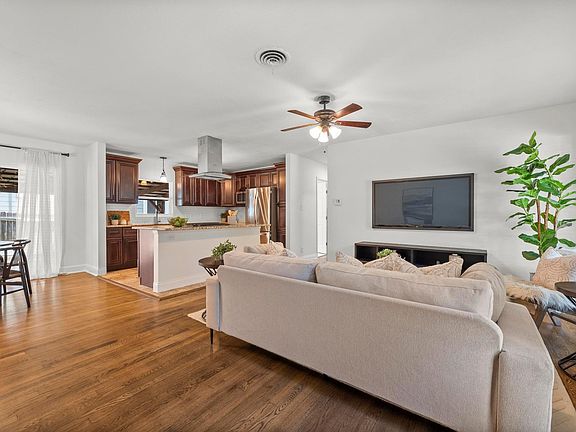 4th image of 2640 W 45th St