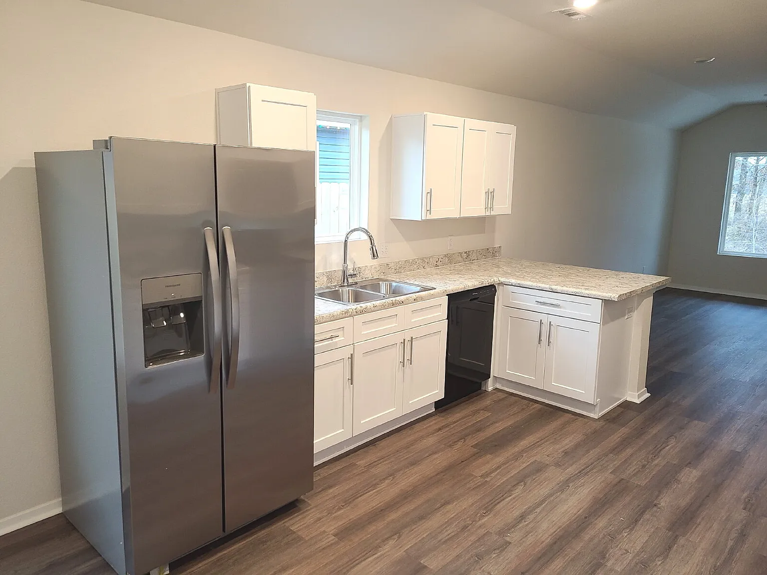 3 bed, 2.0 bath, 1125 sqft, $1,600 — Photo 3