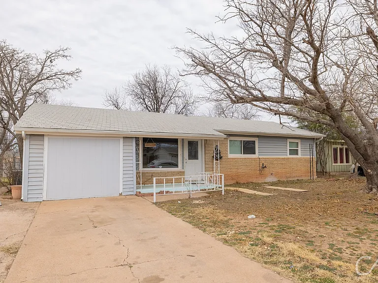 2902 Bennett Dr — Photo 2
