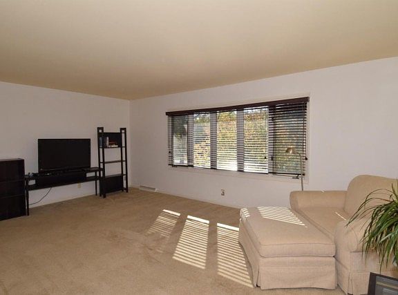 3rd image of 3122 E Kenwood Blvd #3122
