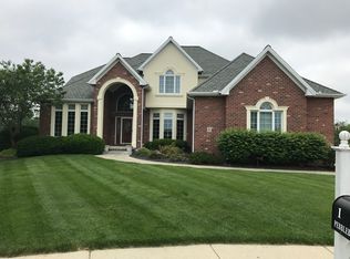 1 Pebblebrook Ct, Bloomington, IL 61705