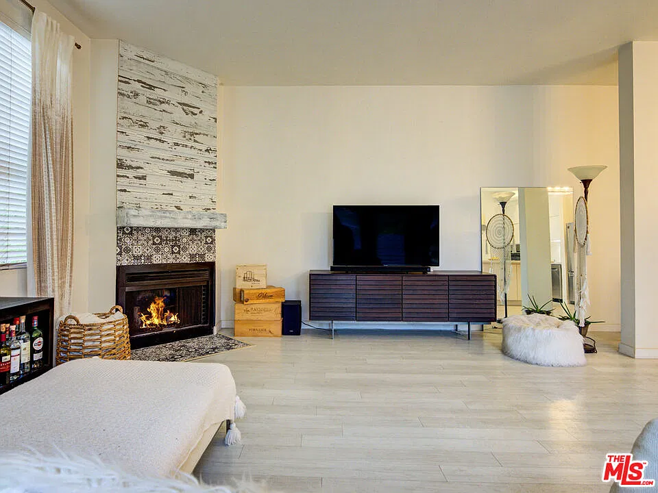 2 bed, 2.0 bath, 1101 sqft, $4,500 — Photo 3