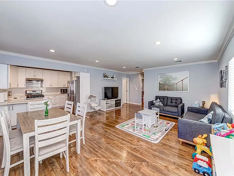 6528 Beeman Ave — Photo 23