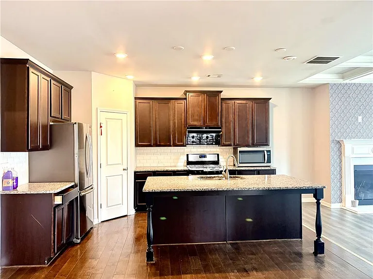 2418 Ivy Meadow Ln — Photo 8