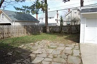 1635 Parkwood Rd photo 1