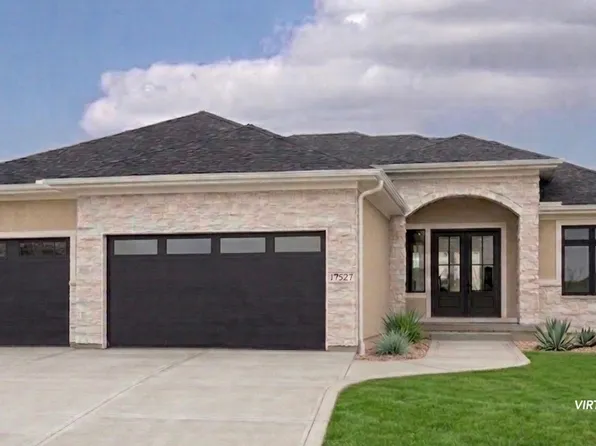 17527 N Valley Dr, Urbandale, IA 50323