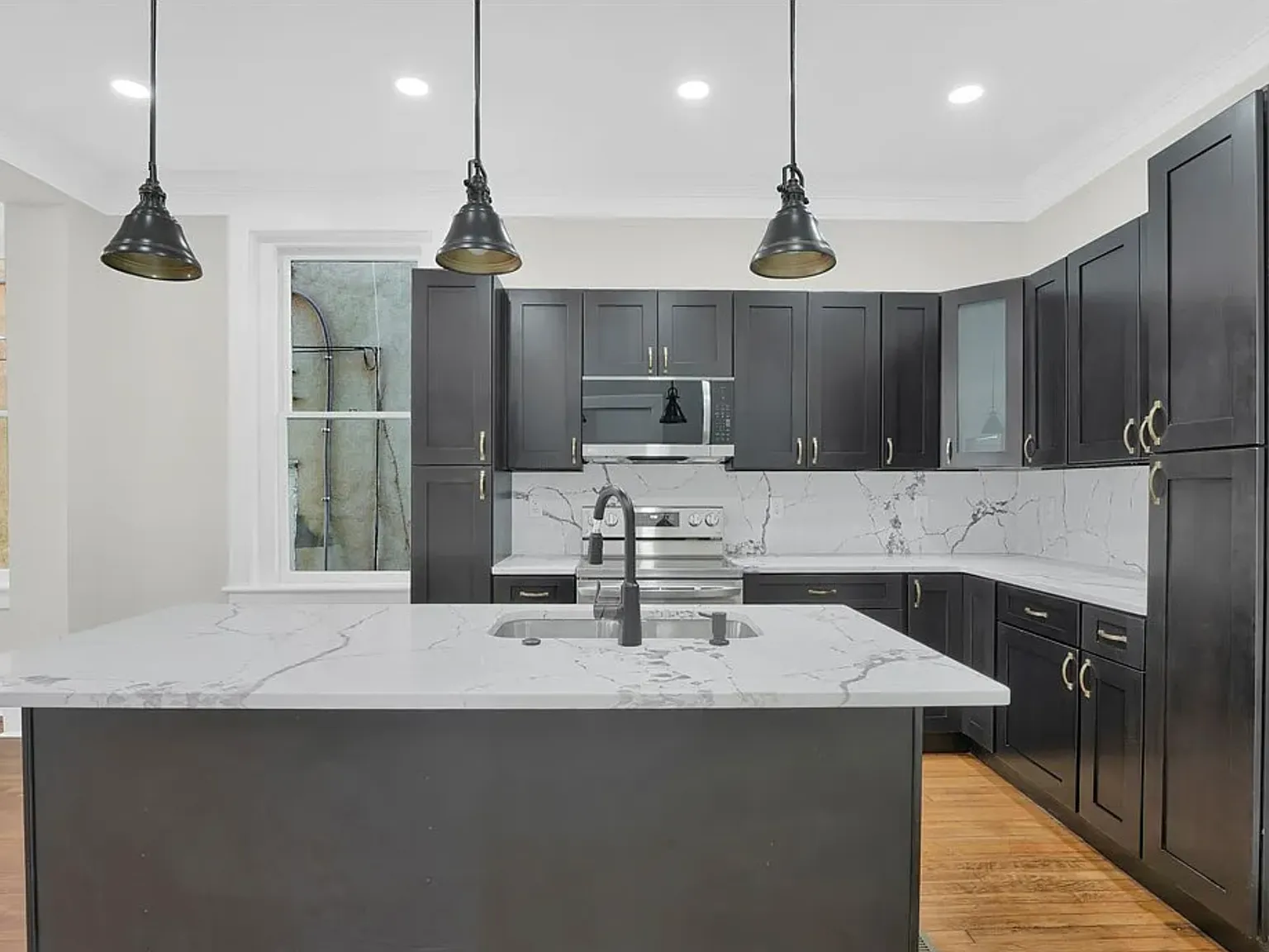 3 bed, 2.5 bath, 2134 sqft, $2,500 — Photo 3