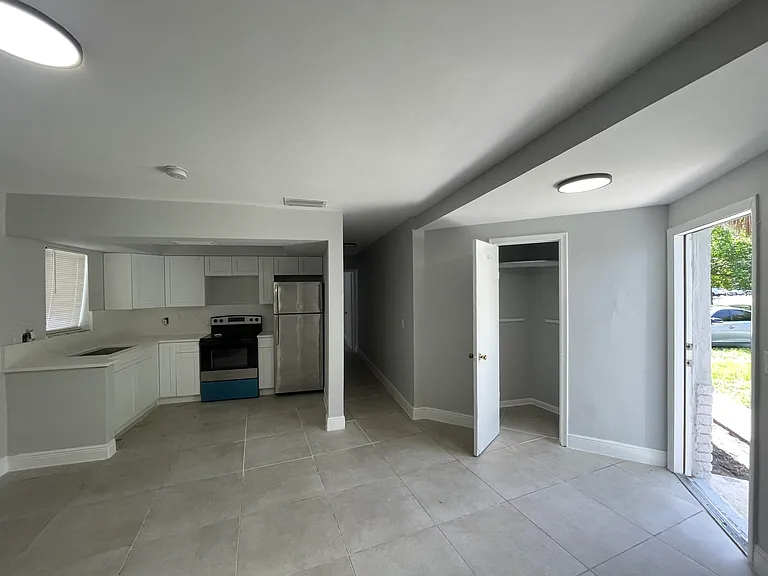 921 SW 10th Dr #3 — Photo 6