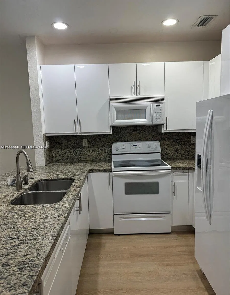 Las Brisas At Doral Condo — Photo 1