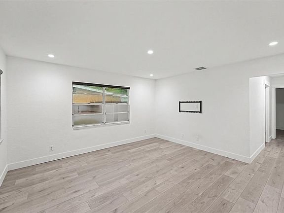 5th image of 131 EMERALD LANE