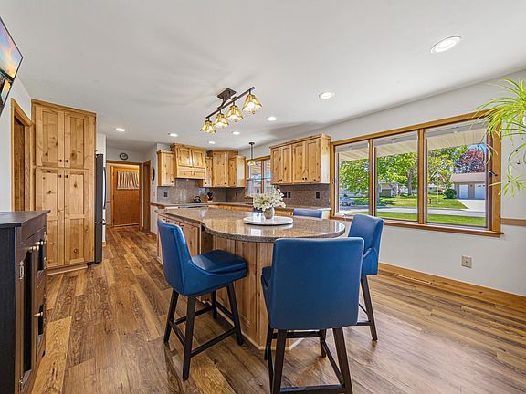 5th image of 808 Hillcrest Dr