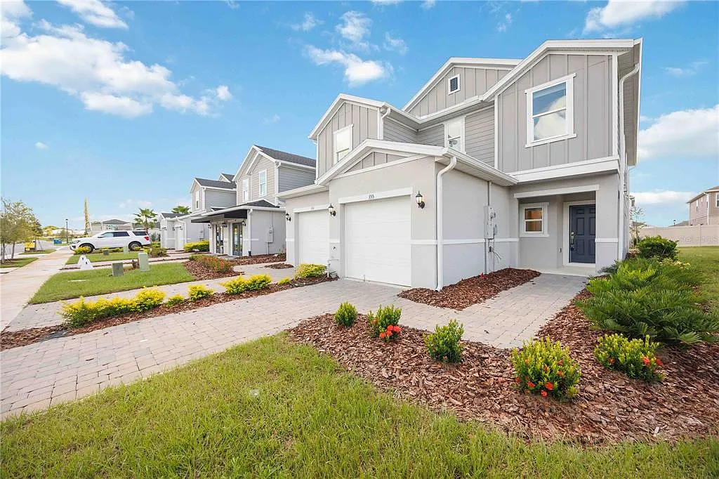 3 bed, 2.5 bath, 1685 sqft, $2,100 — Photo 4