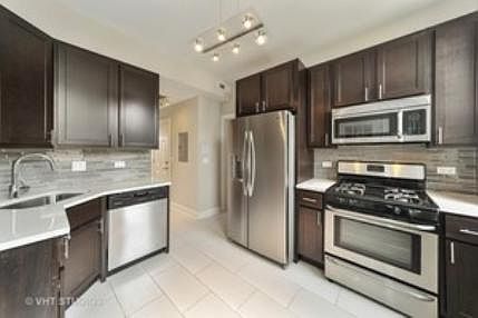 4th image of 1721 W Cornelia Ave #3