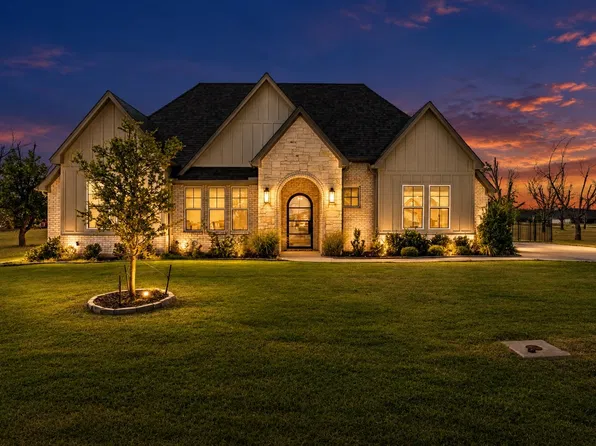 2703 Village Rd, Granbury, TX 76049