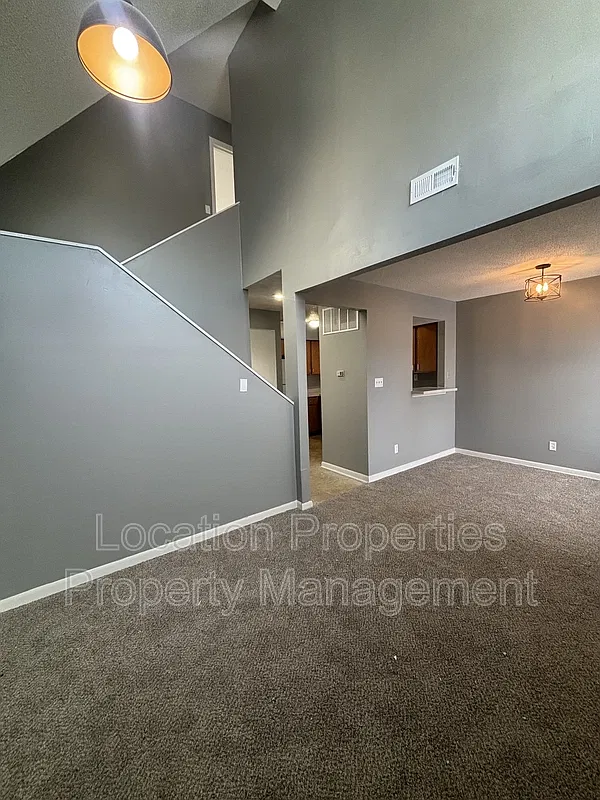2 bed, 1.5 bath, 1050 sqft, $1,116 — Photo 2