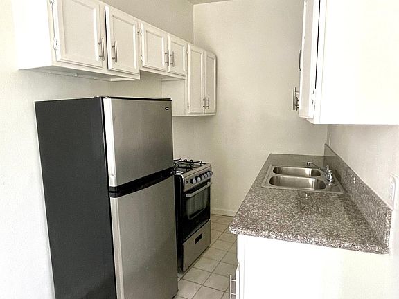 Kitchen w/new appliances & countertops