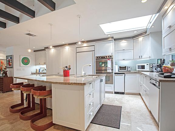 Kitchen w/custom cabinets