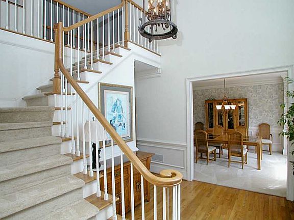 3rd image of 300 Leycroft Ct