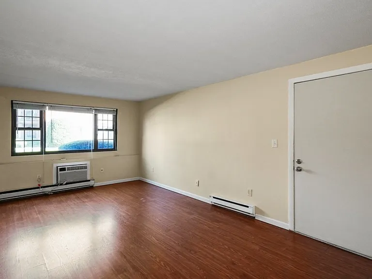 16 Mayberry Dr #4 — Photo 4