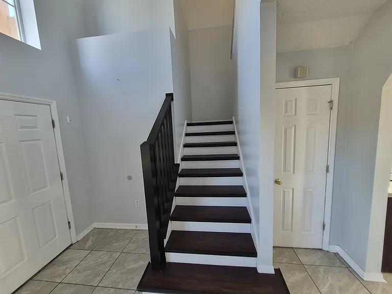 712 Parrot Ct — Photo 5