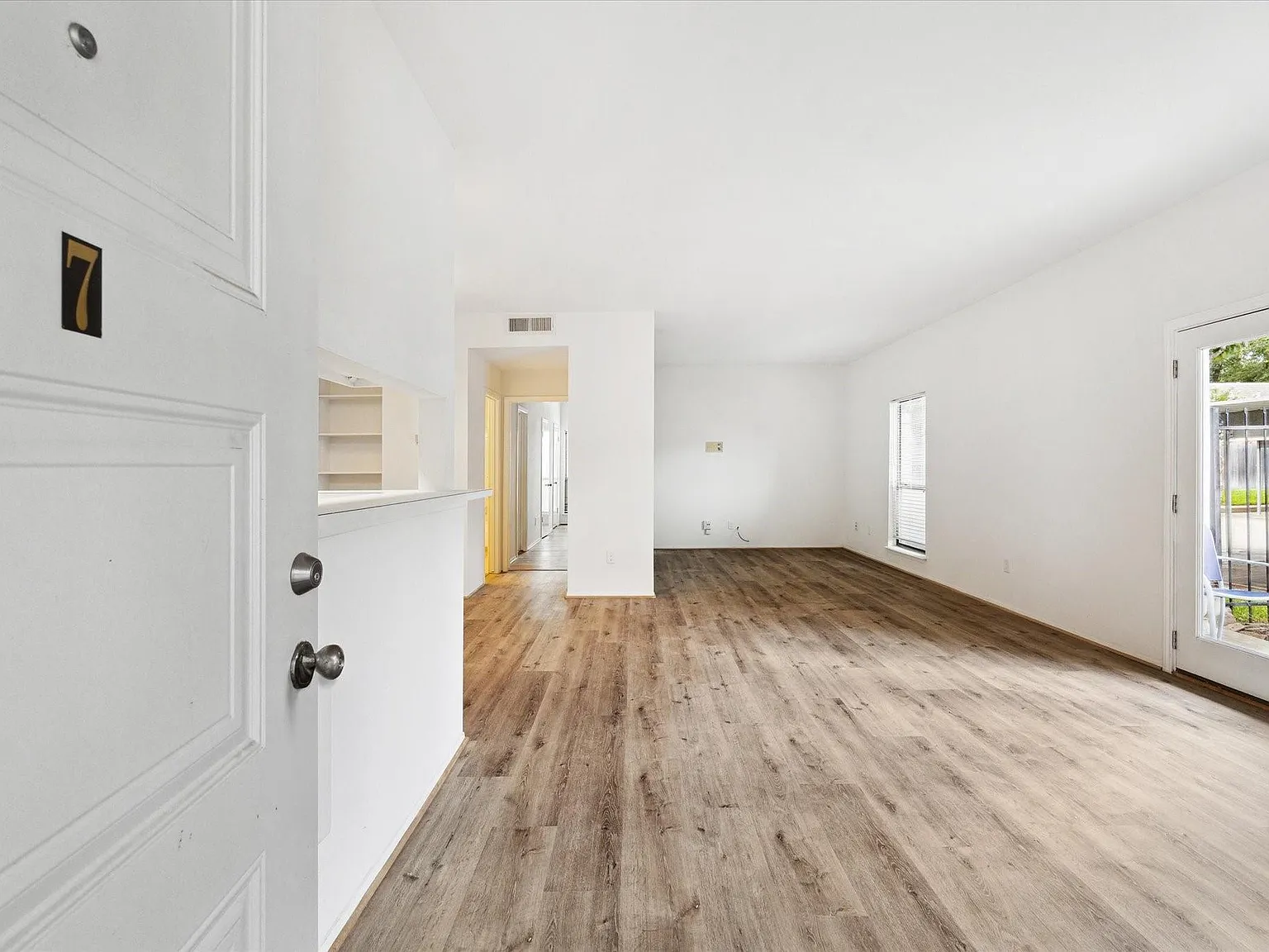 2 bed, 1.0 bath, 948 sqft, $1,300 — Photo 2