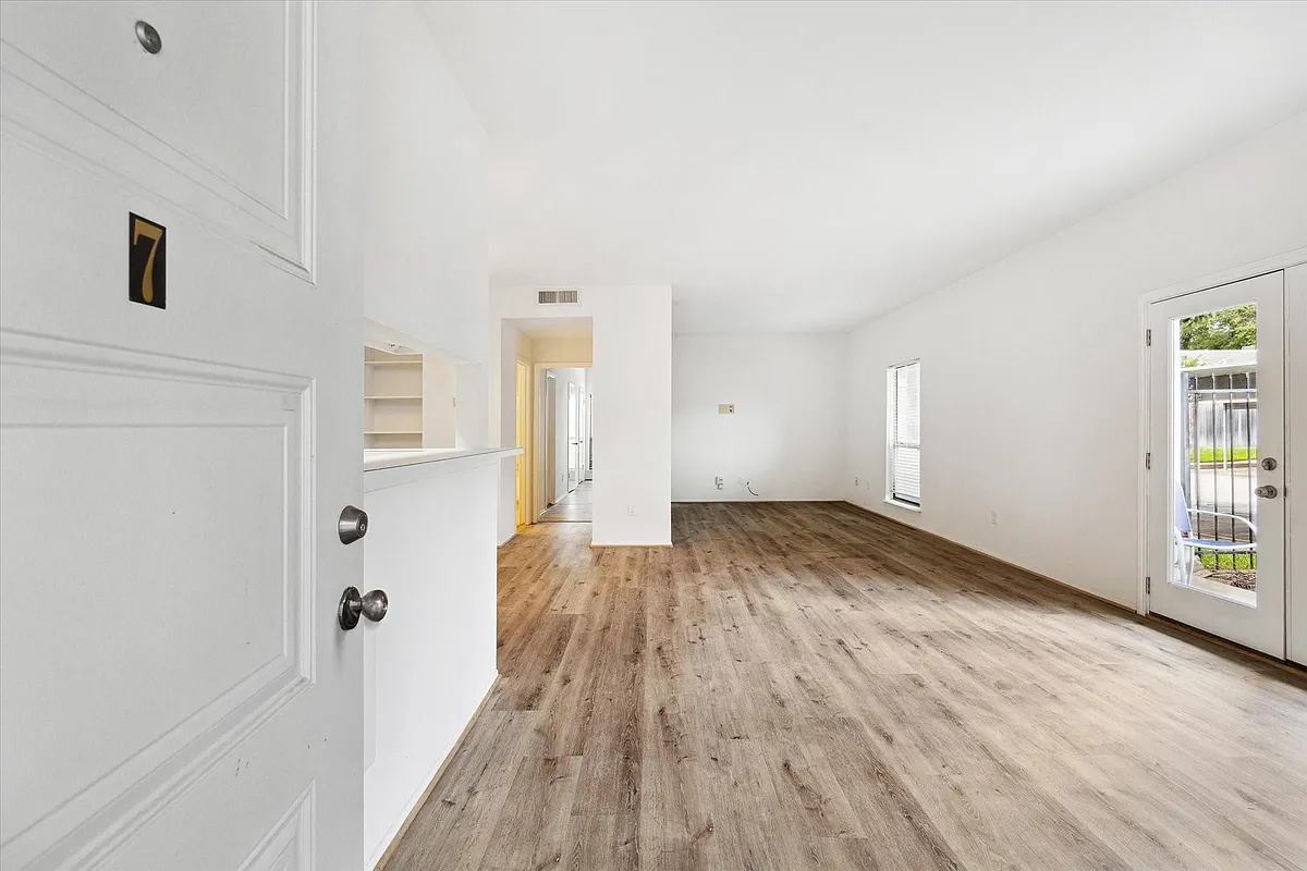 Building Photo - 2425 Augusta Dr #7