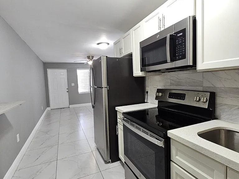 933 W 7th St #A — Photo 5
