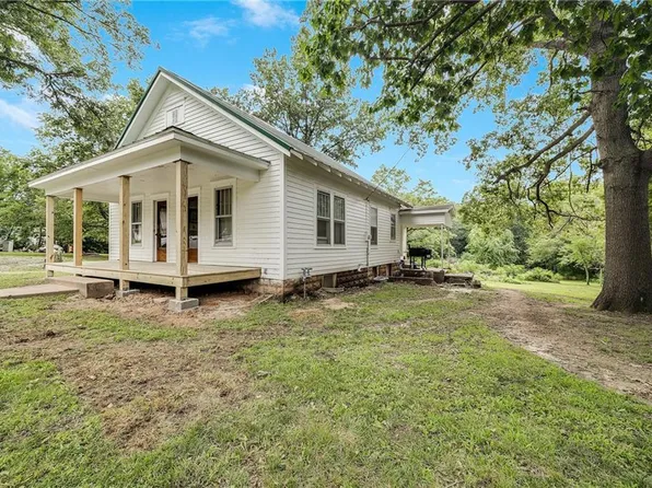 715 Pine St, Sweet Springs, MO 65351