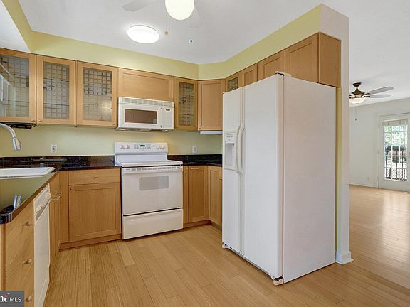 4th image of 2839 S Wakefield St #C