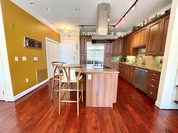 5th image of 1419 Montrose Blvd Unit 201