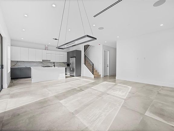 4th image of 3298 SW 15th Avenue