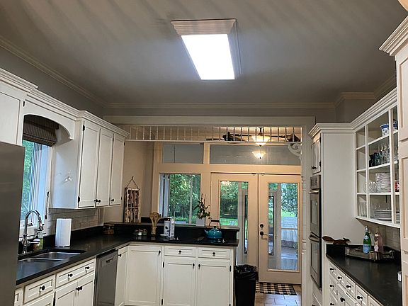 5th image of 521 W College St