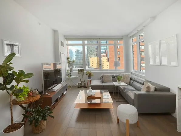 305 East 51st Street image 3 of 21