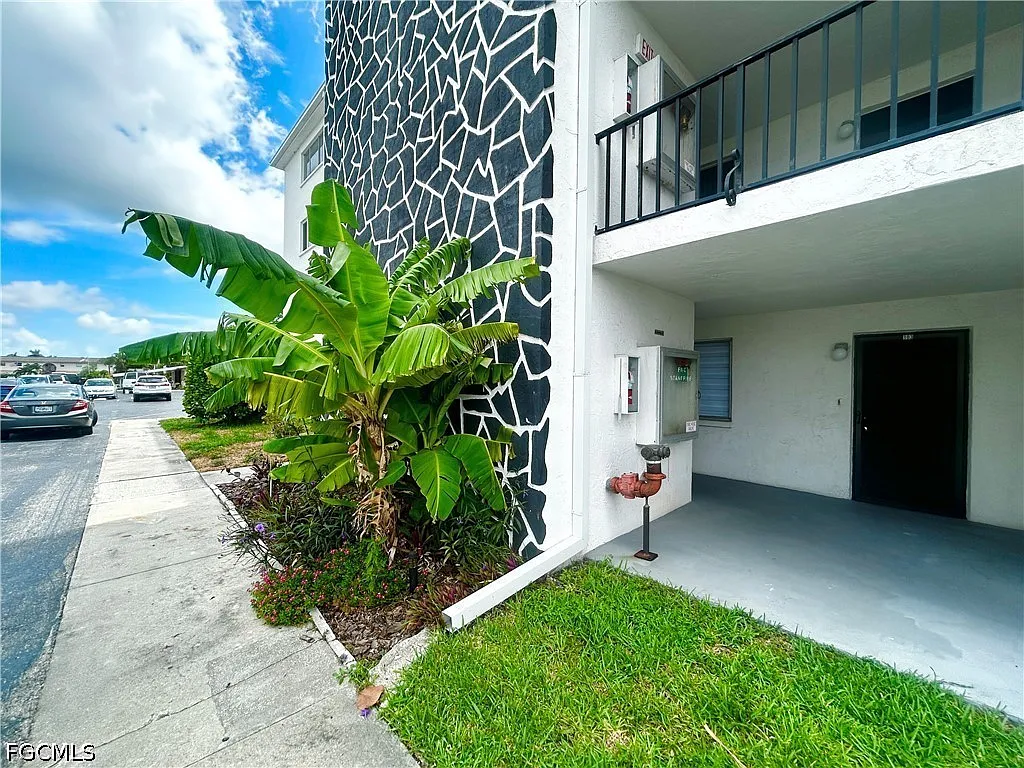 2 bed, 2.0 bath, 917 sqft, $1,400 — Photo 2
