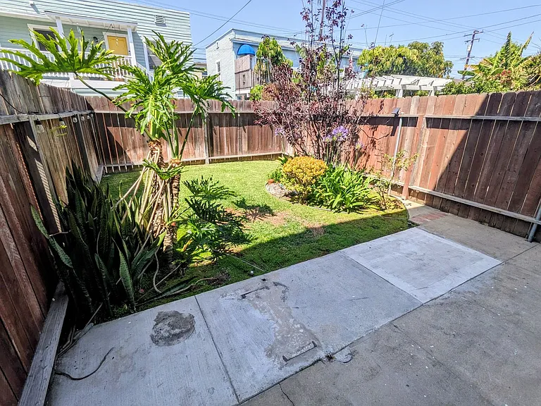 1517 E 1st St — Photo 12
