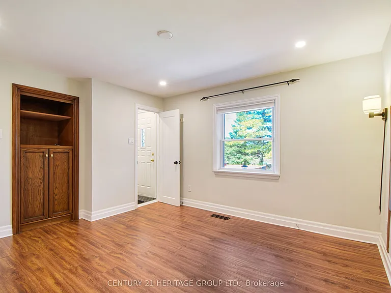 114 Elizabeth Grv — Photo 8