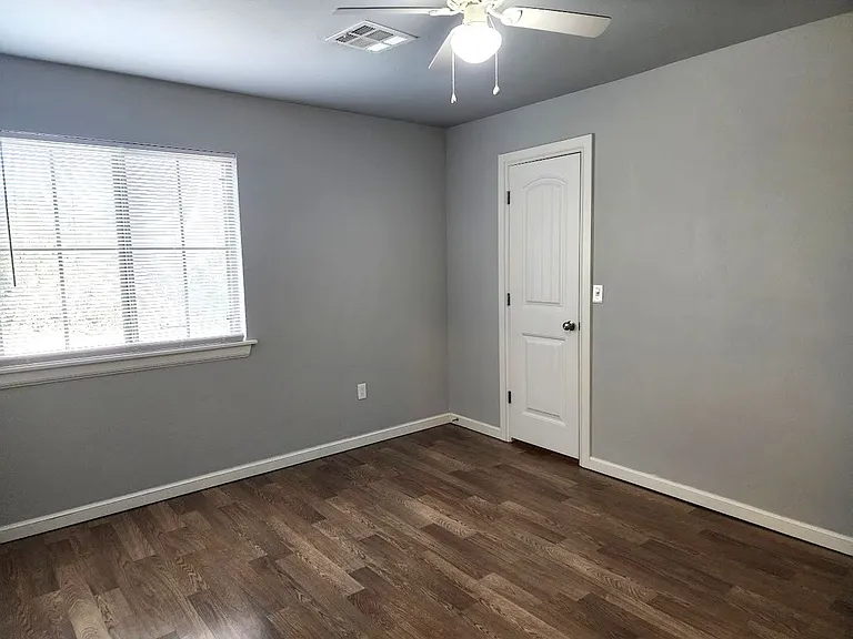 Campbell St Duplex — Photo 25